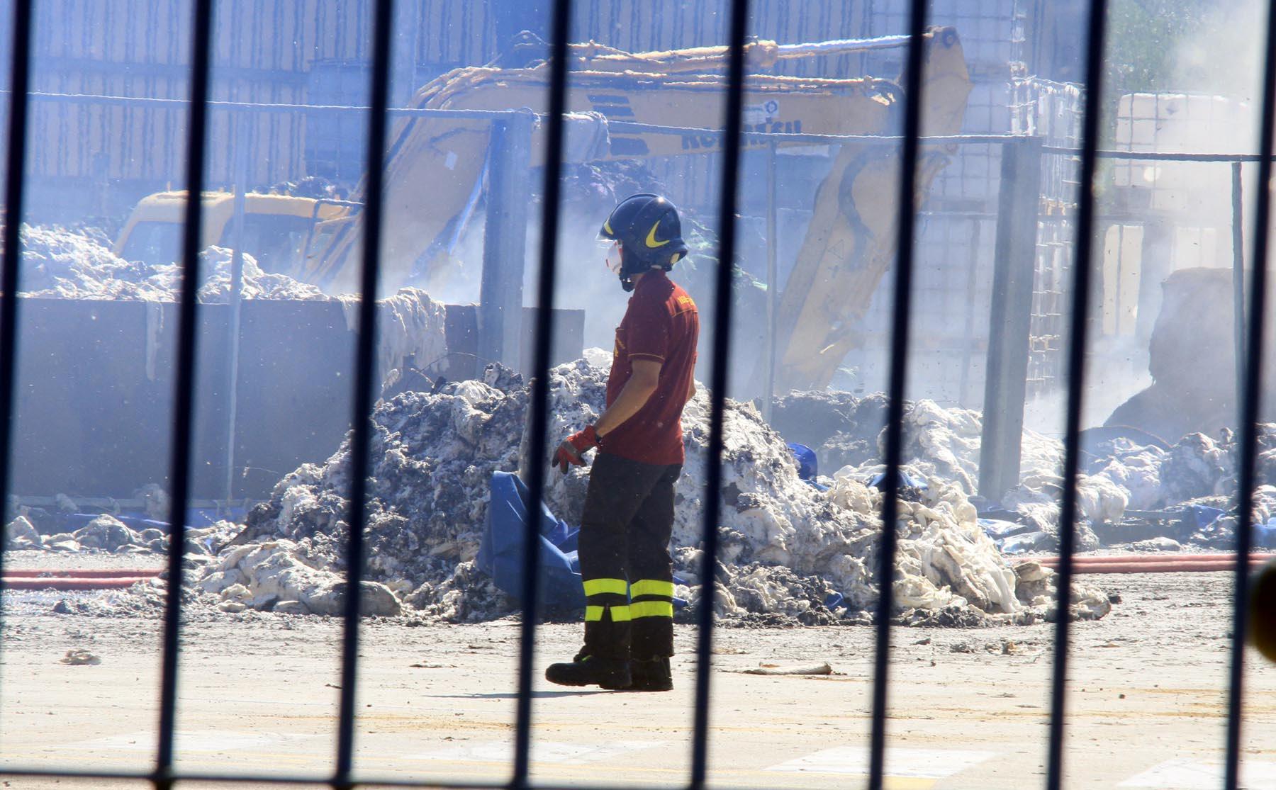 Vigili del fuoco al lavoro per spegnere l'incendio