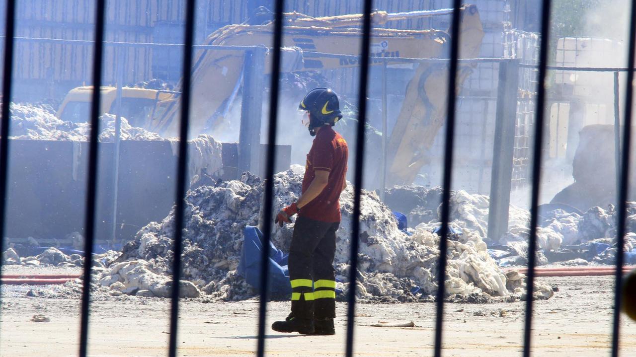 Vigili del fuoco al lavoro per spegnere l'incendio
