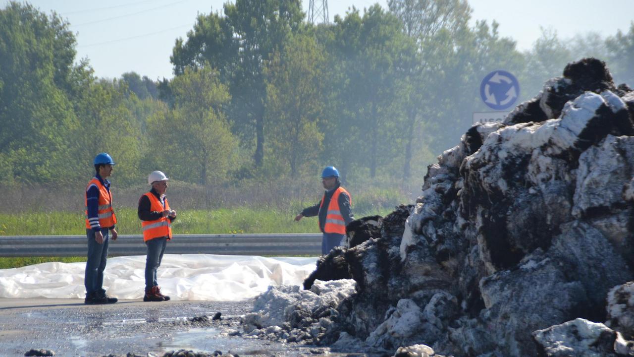 Il materiale bruciato alla Soffass di Porcari