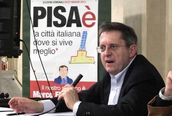 Il sindaci Filippeschi con uno dei manifesti elettorali