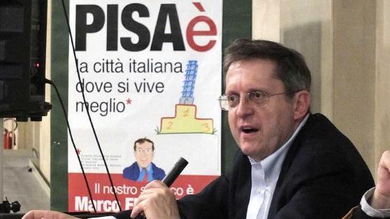 Il sindaci Filippeschi con uno dei manifesti elettorali
