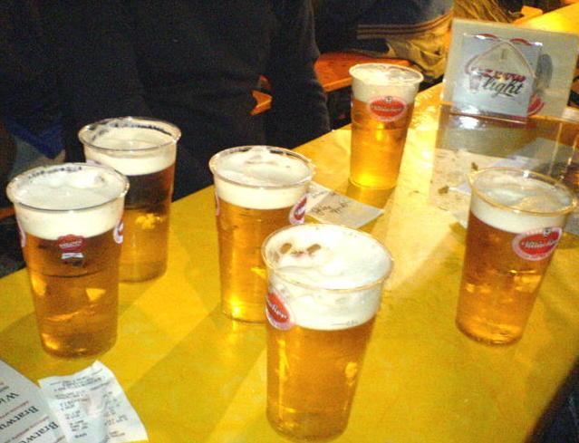 Buskers, gazebo sotto tiro Via alla guerra della birra 