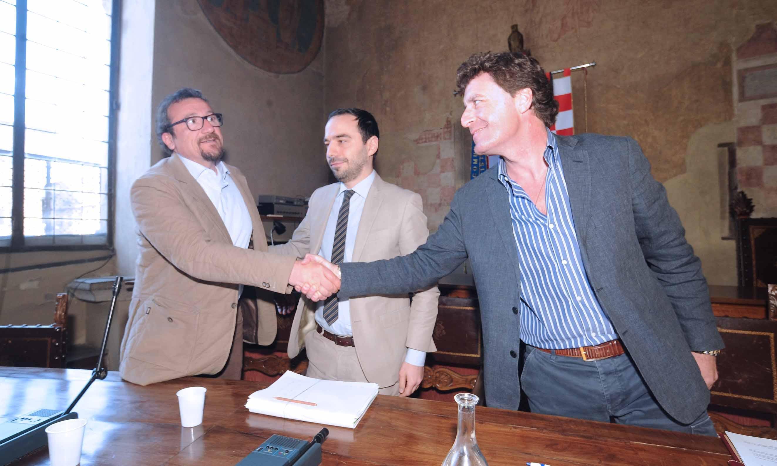 Stretta di mano tra Francesco Mati (a sinistra) e Vannino Vannucci. Al centro Bertinelli (foto Gori)