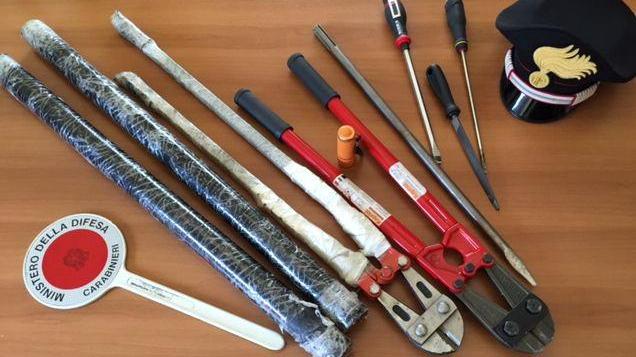 Gli attrezzi da scasso recuperati dai carabinieri