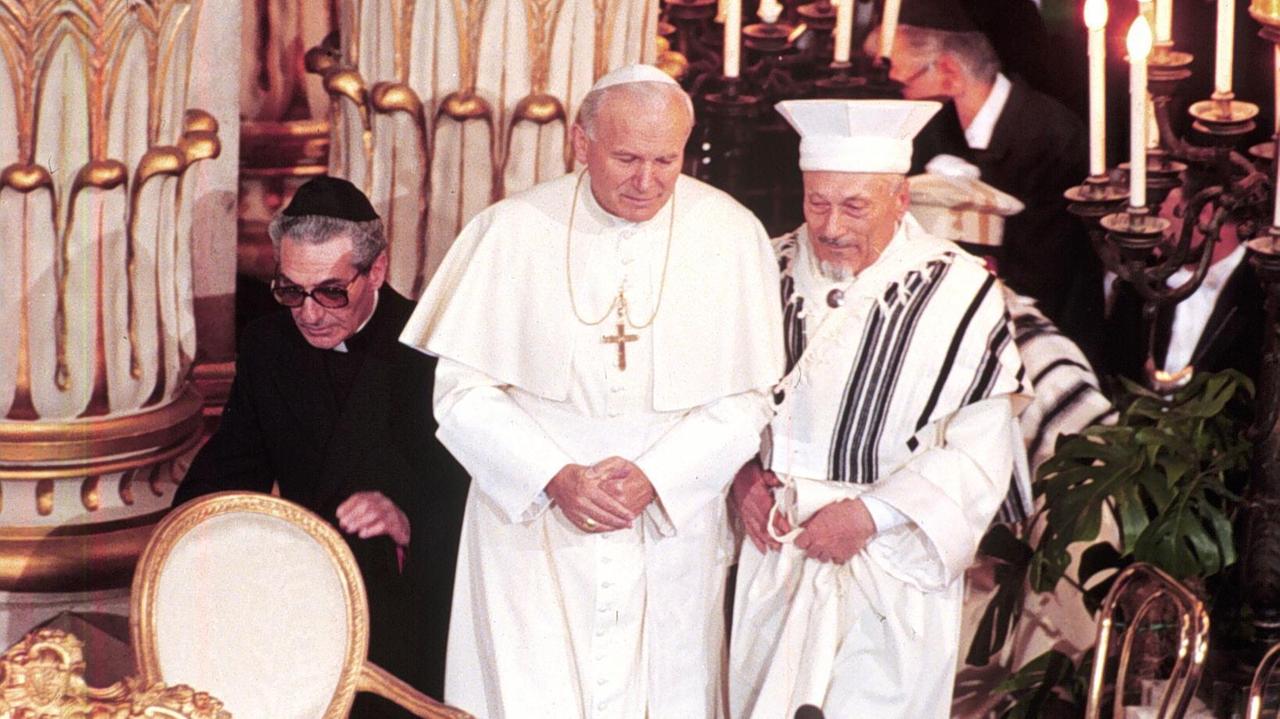 L'ex rabbino capo di Roma Elio Toaff durante lo storico incontro con papa Giovanni Paolo II