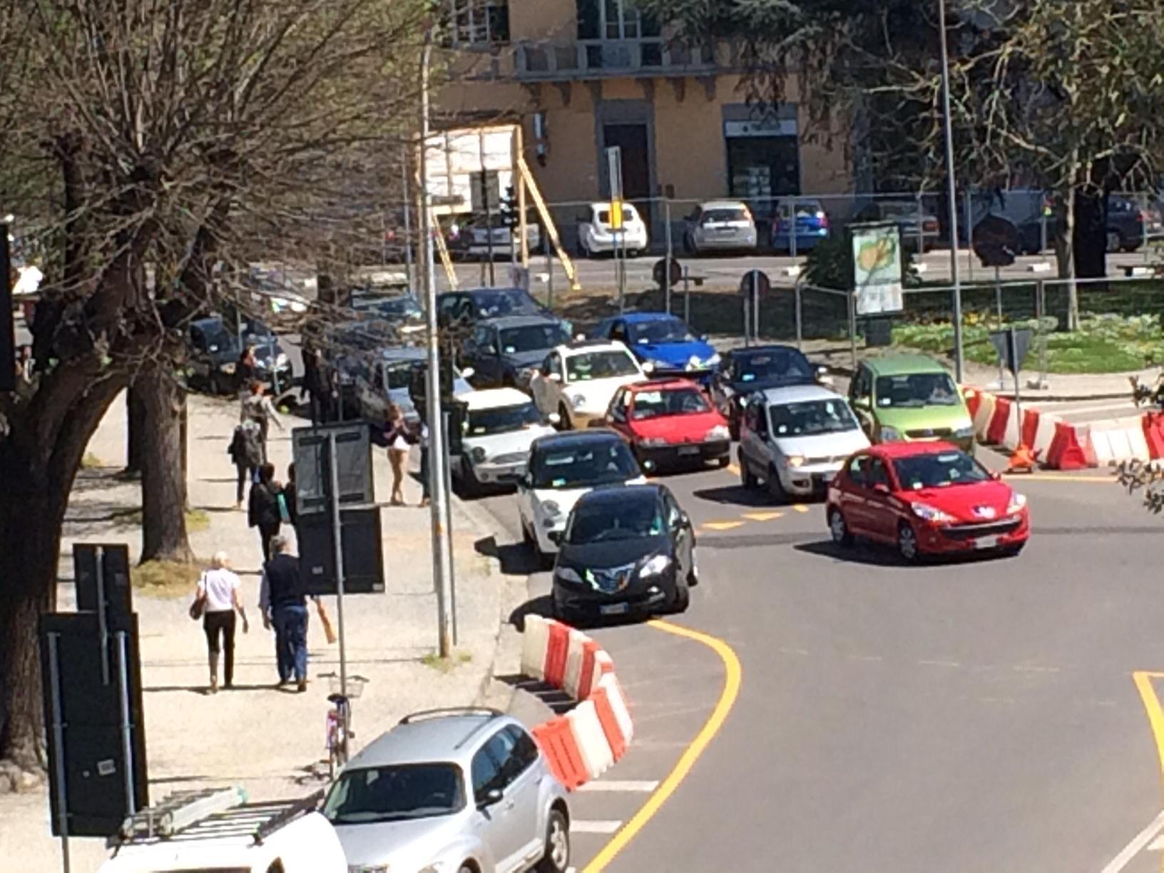 Le auto in sosta a Porta Elisa 