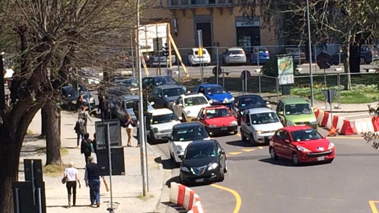 Le auto in sosta a Porta Elisa