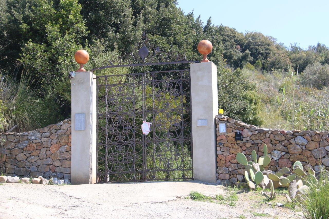 La villa di Spini Bianchi sotto sequestro (foto Enzo Russo)