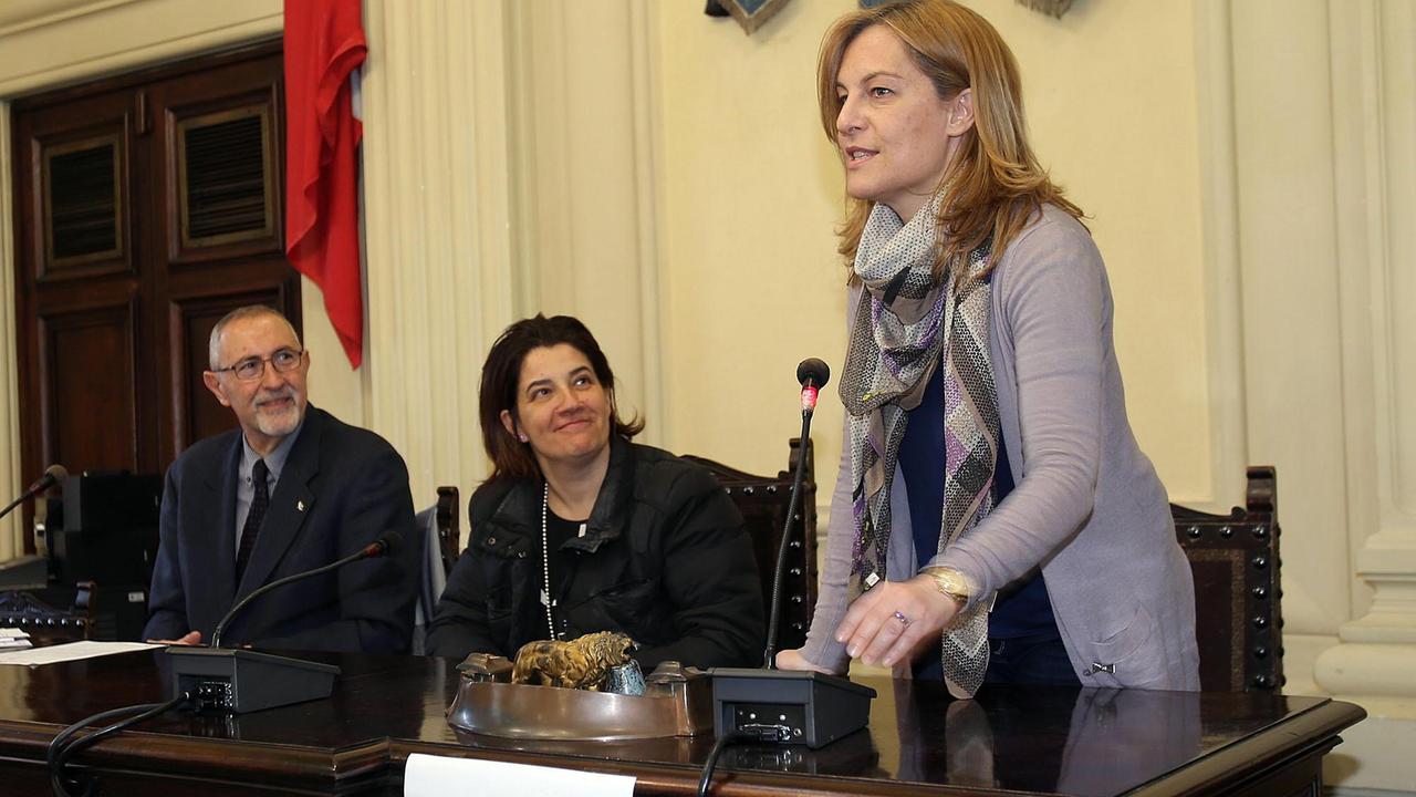Federica Fratoni (in piedi) durante un incontro pubblico (foto Nucci)