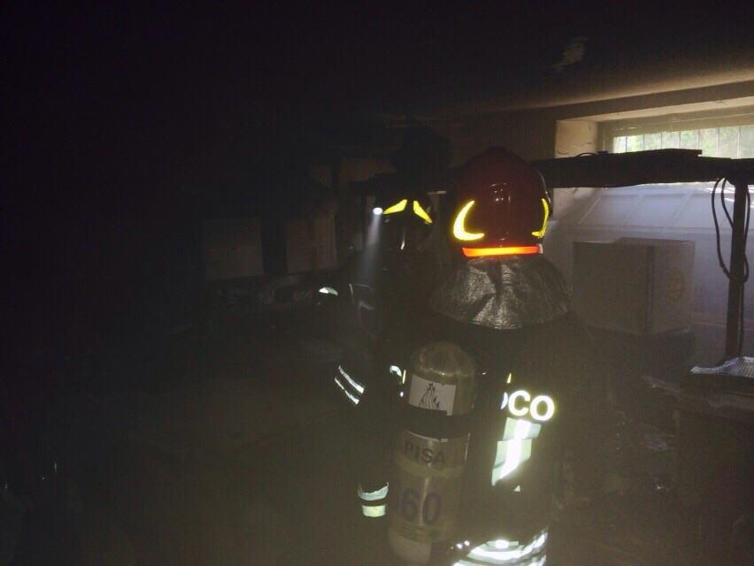I vigili del fuoco nello scantinato andato a fuoco