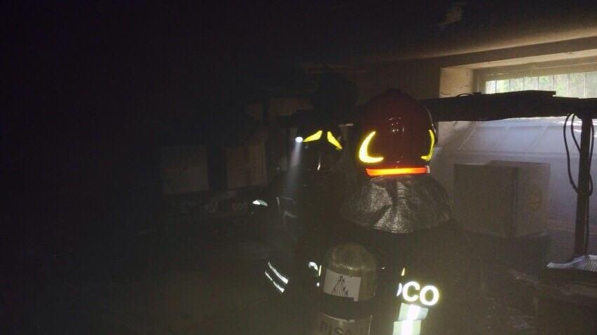 I vigili del fuoco nello scantinato andato a fuoco