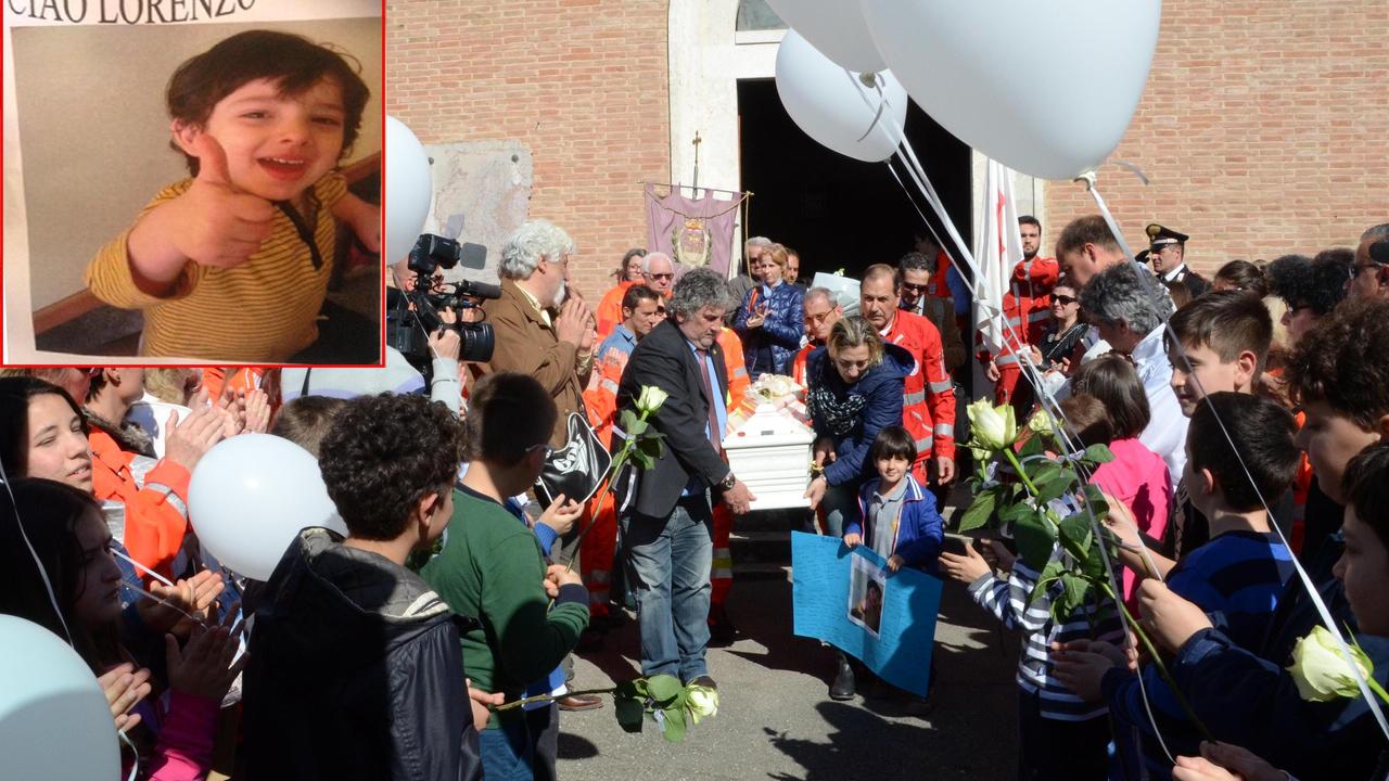 I funerali del piccolo Lorenzo a Roselle (foto Bf)