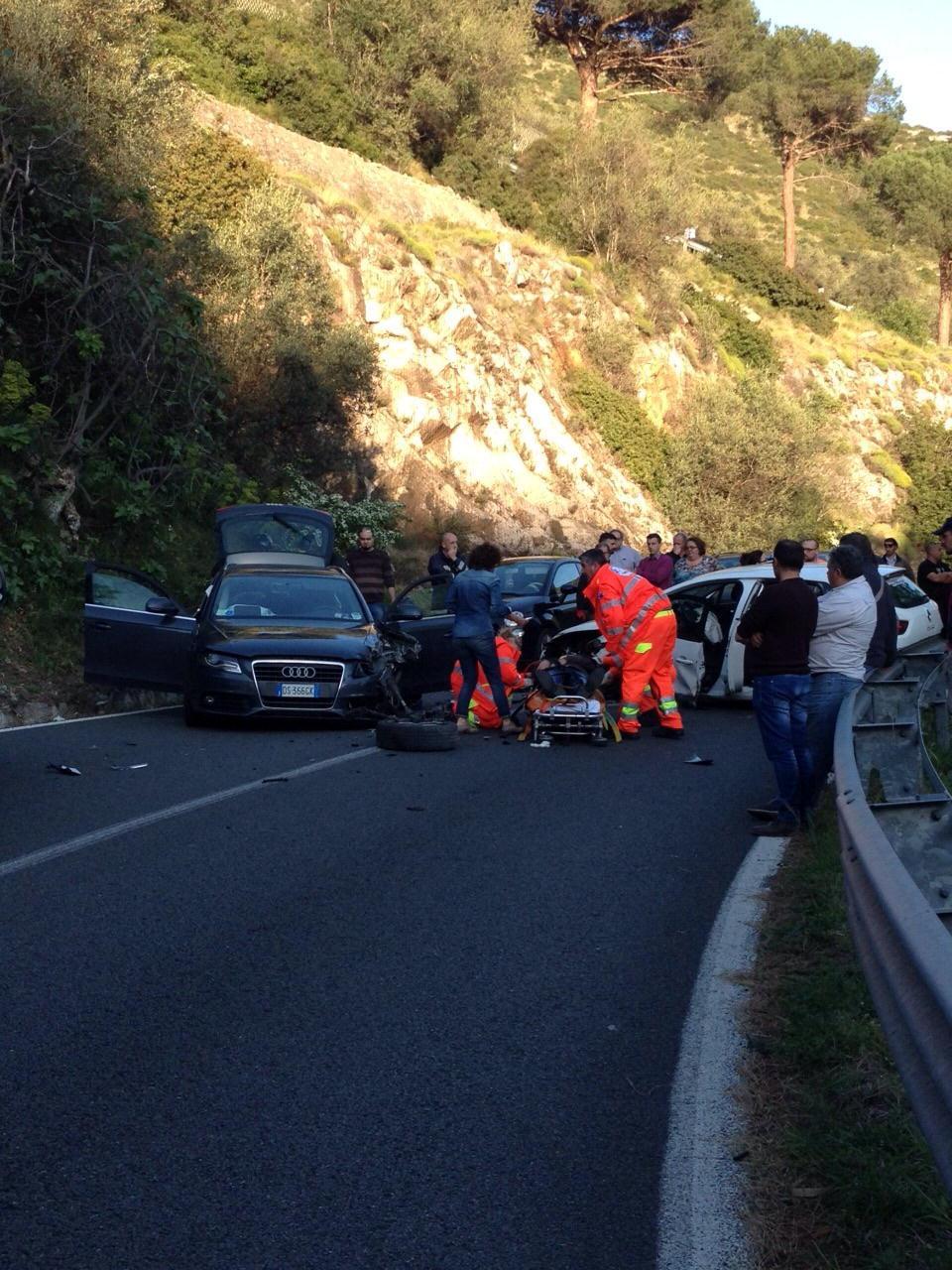 I soccorsi a uno dei feriti
