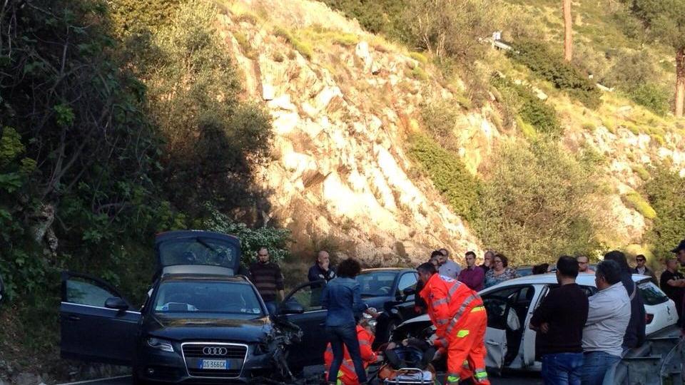 I soccorsi a uno dei feriti