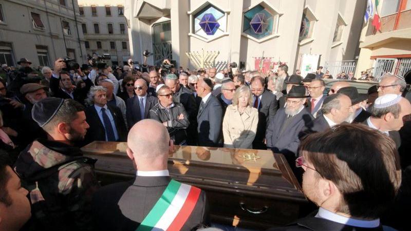 L'addio davanti alla sinagoga