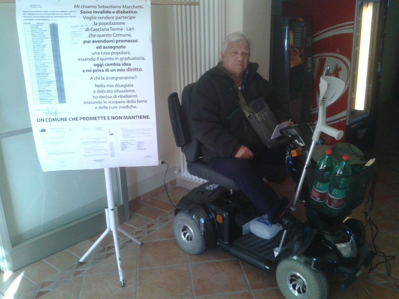 Un momento della protesta nel municipio di Lari da parte del pensionato (Foto Silvi)