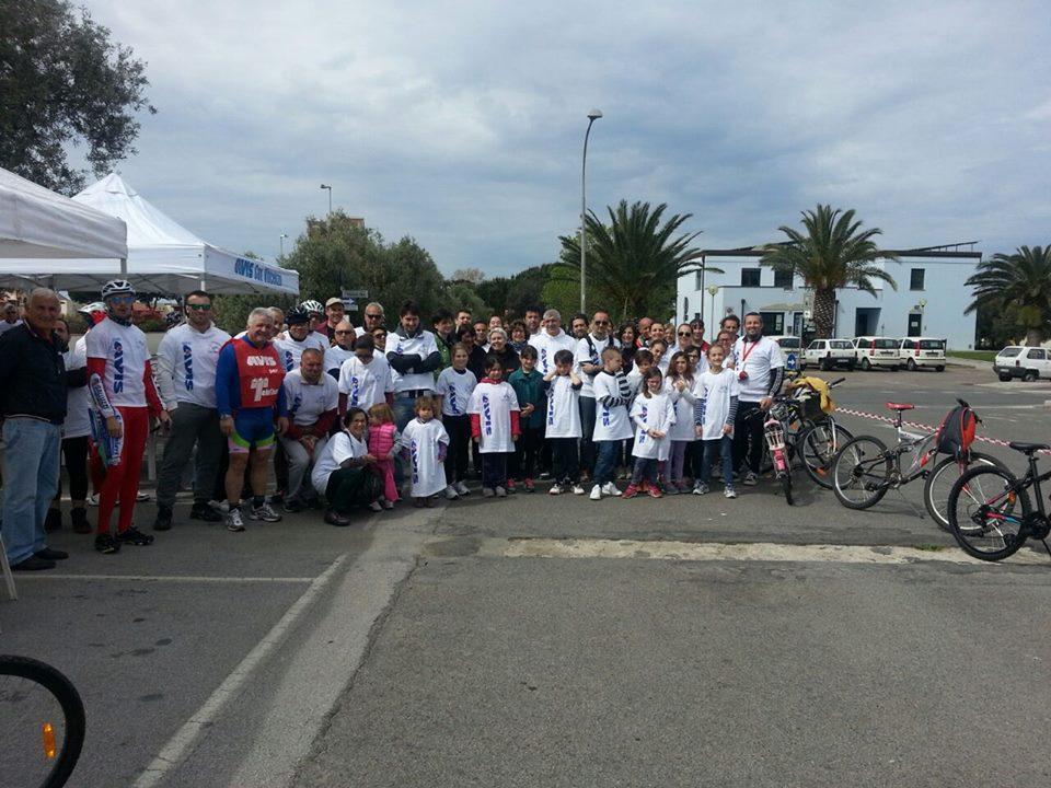 I partecipanti alla pedalata della solidarietà organizzata dall'Avis