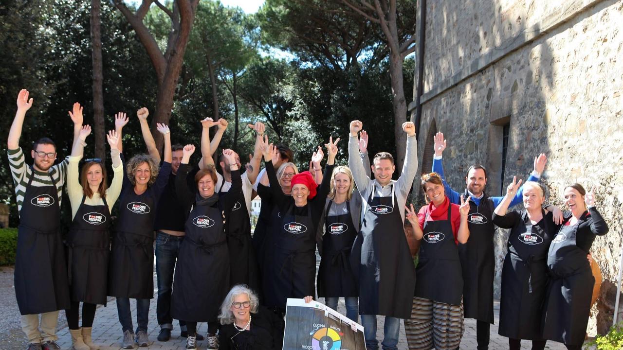Organizzatori e negozianti per la foto ufficiale di Foodies 2015 (foto Saveria Fotografa)