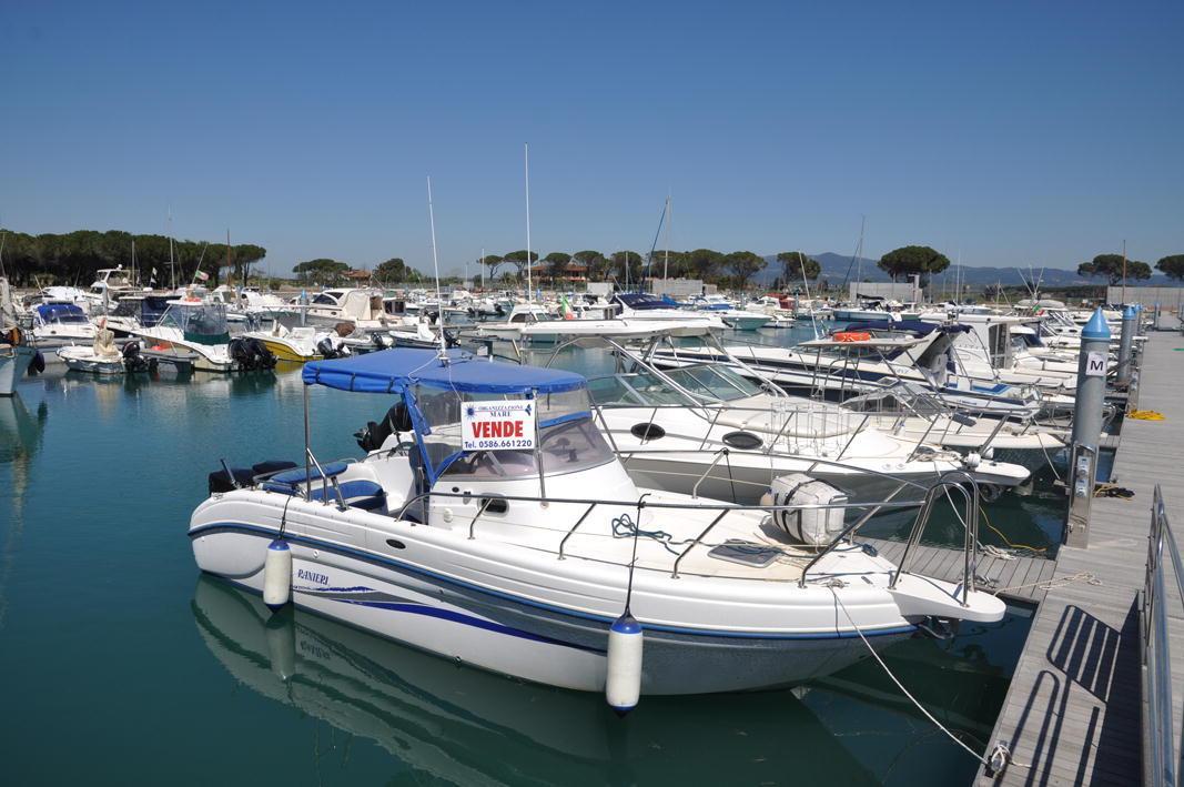 Un'imbarcazione in vendita ormeggiata nel porto di Cecina