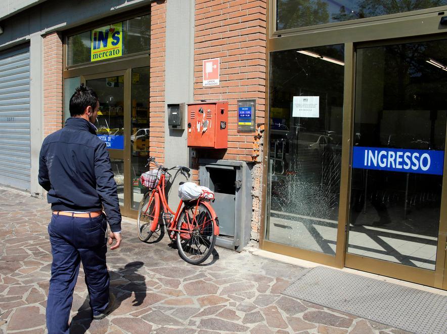 Fanno saltare la cassa continua dell’In’s 