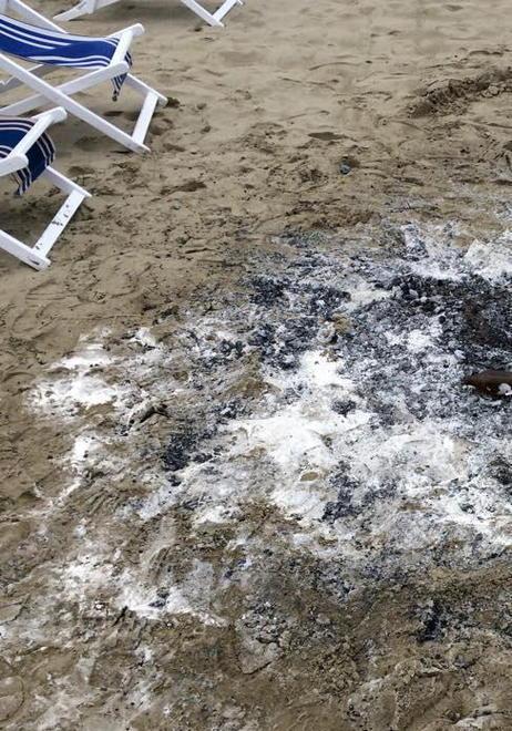 Baby gang colpisce di notte al bagno Perla del Tirreno 