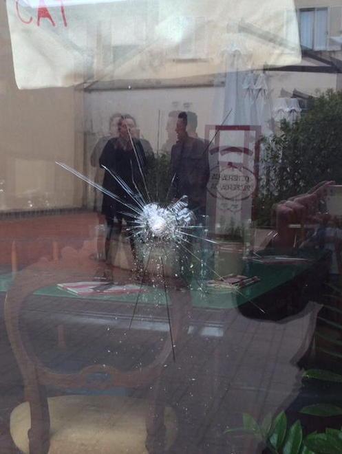 Danneggiata la vetrina di un locale in pieno centro