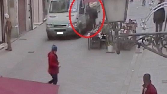 Nel fermo immagine il vigile trascinato dal furgone in fuga in Corso Italia