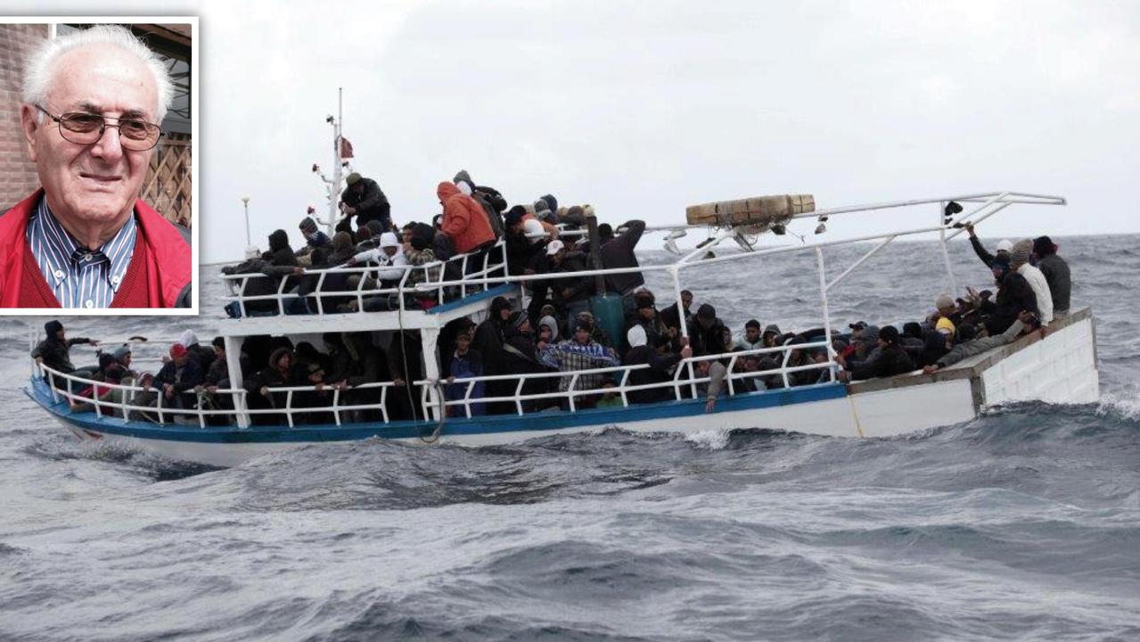 Un barcone carico di migranti e (nel riquadro) Romano Busdraghi