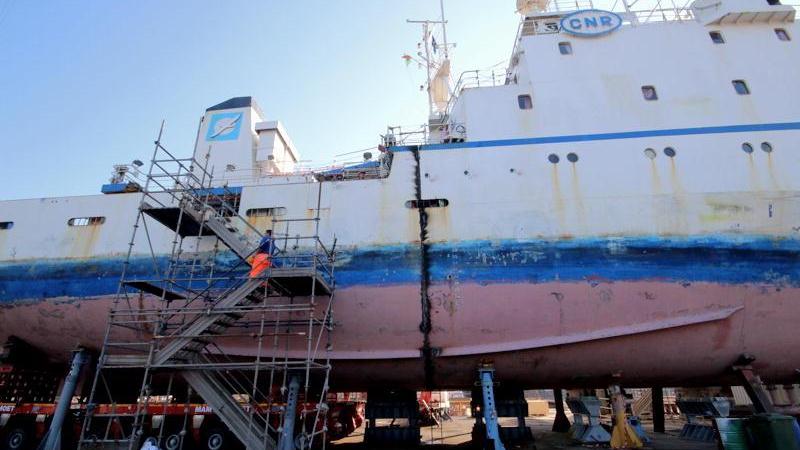 La nave Urania durante i lavori