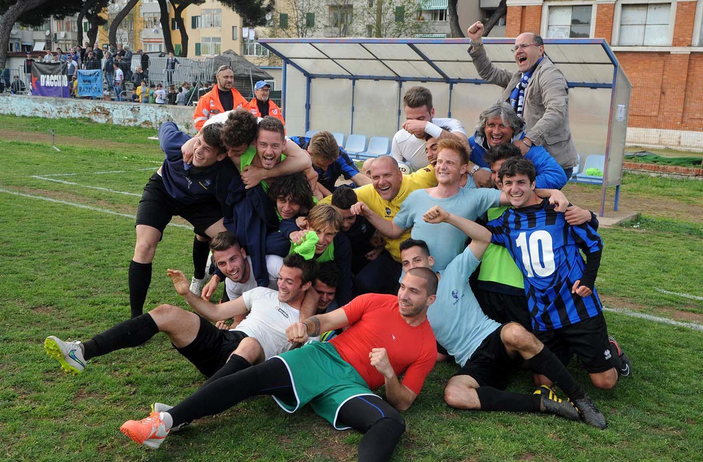 I nerazzurri festaggiano la salvezza dopo la vittoria di domenica scorsa (foto Paolo Barlettani)