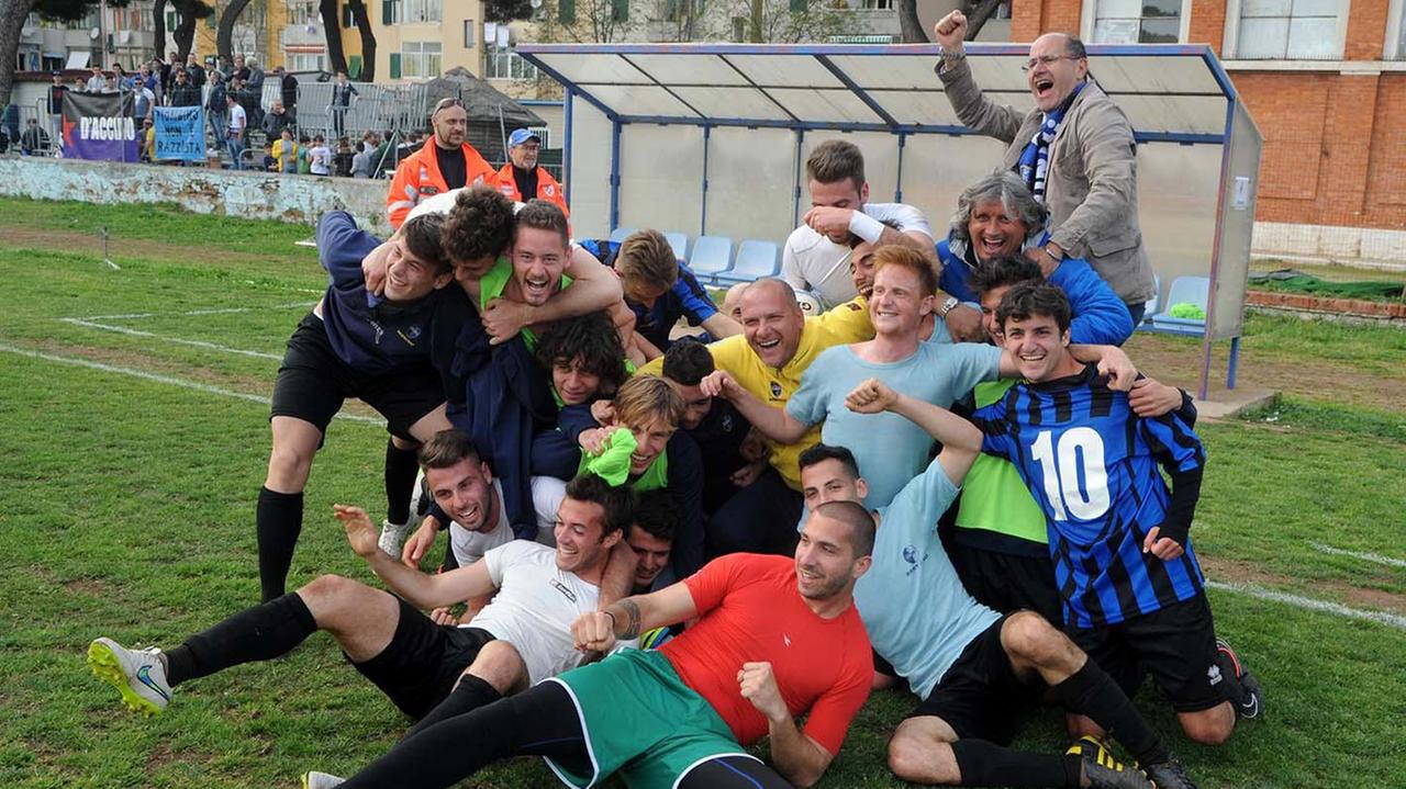 I nerazzurri festaggiano la salvezza dopo la vittoria di domenica scorsa (foto Paolo Barlettani)