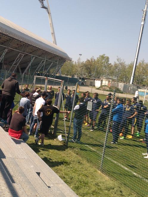 Faccia a faccia tra giocatori e ultras 