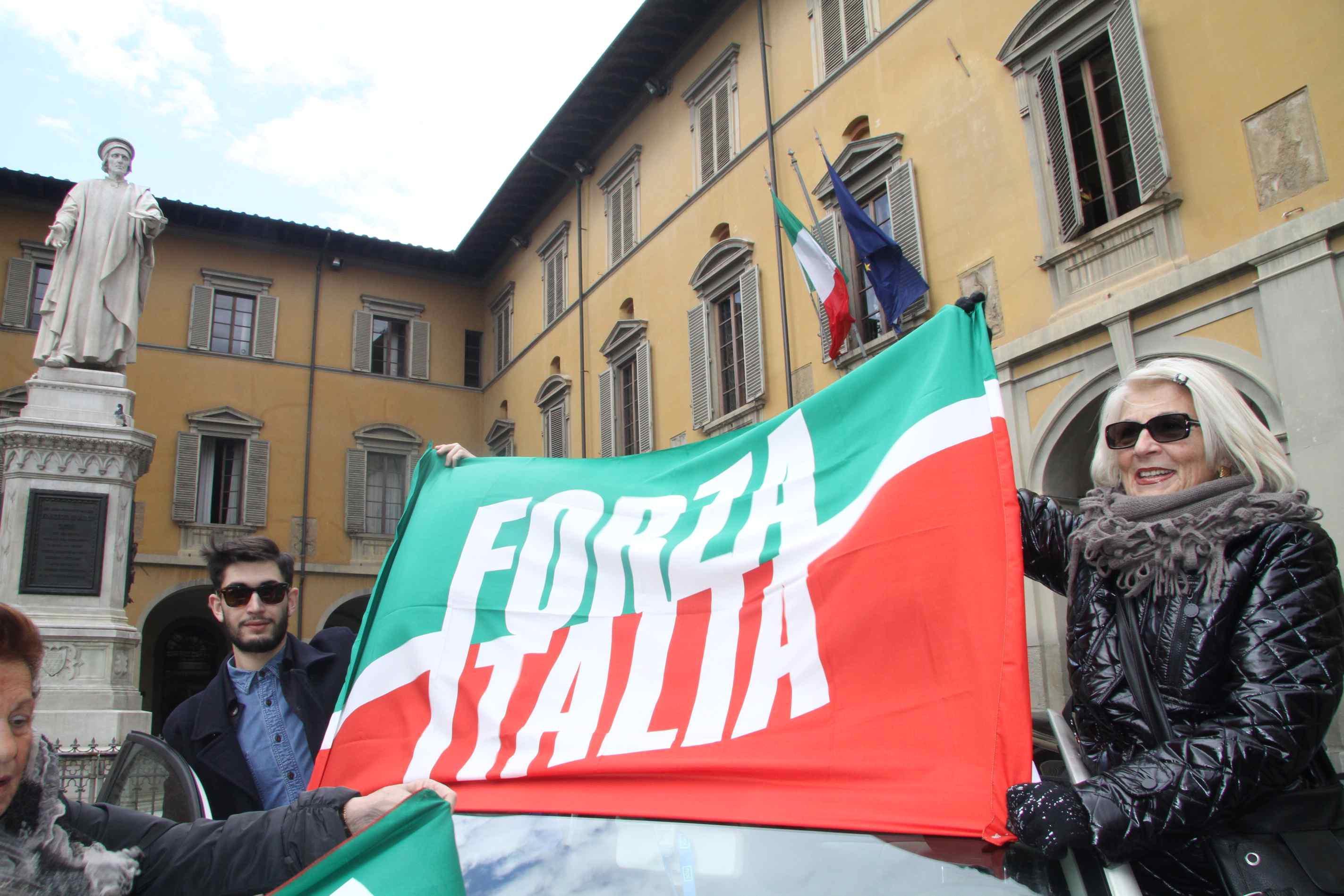 Una manifestazione di Forza Italia in piazza del Comune (foto Batavia) 