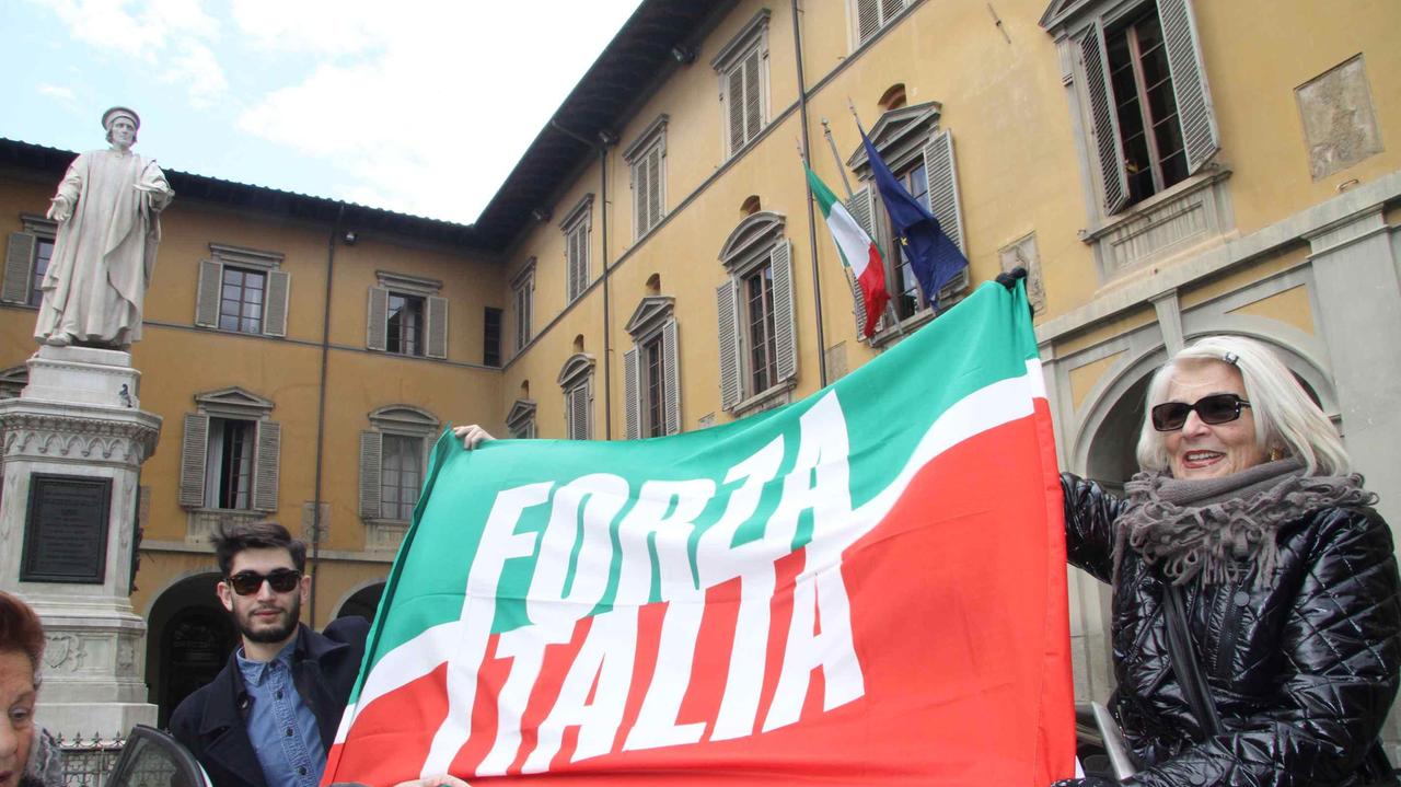 Una manifestazione di Forza Italia in piazza del Comune (foto Batavia)