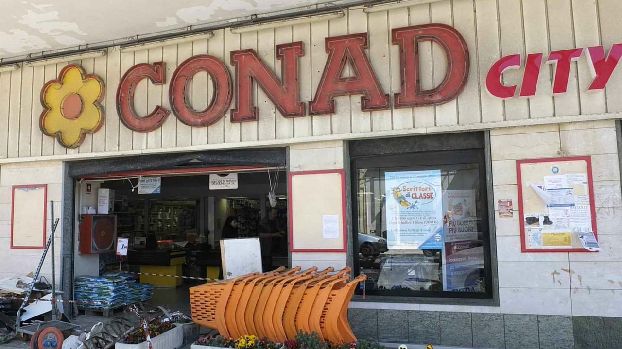 Il centro Conad danneggiato dai banditi