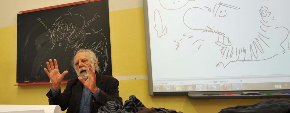 Sergio Staino in una scuola durante un incontro con gli studenti
