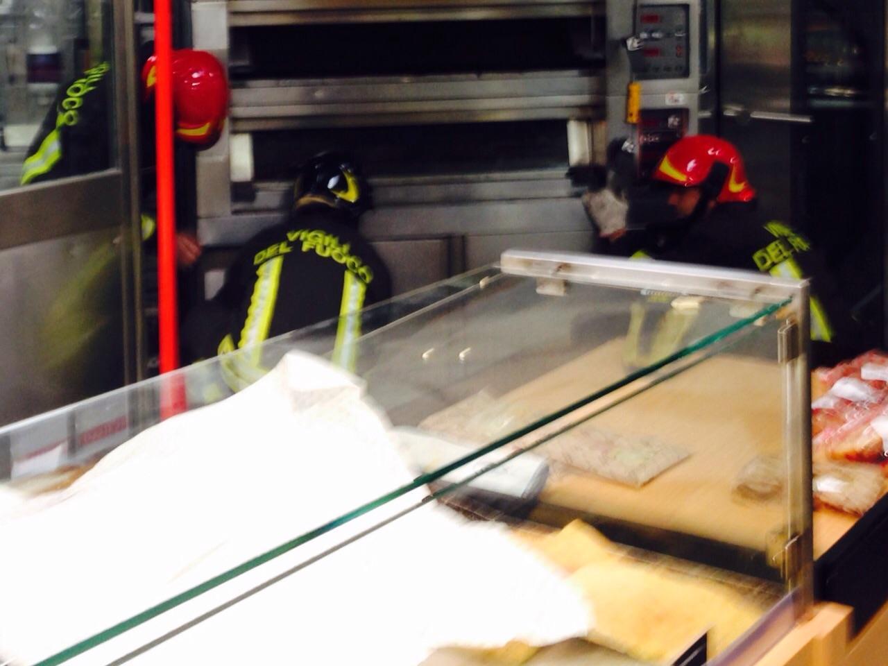I vigili del fuoco intorno al forno delle pizze della Coop
