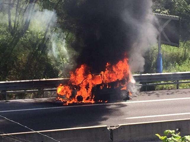 Auto in fiamme sull'autostrada A11: traffico in tilt