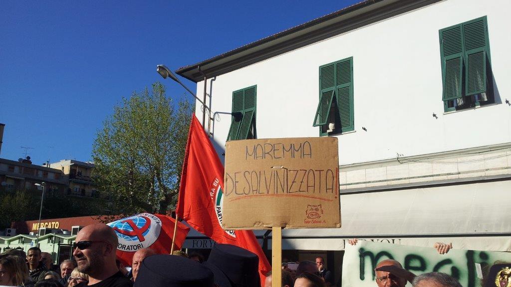 Uno dei cartelli esposti da un gruppettio di follonichesi contro il segretario della Lega