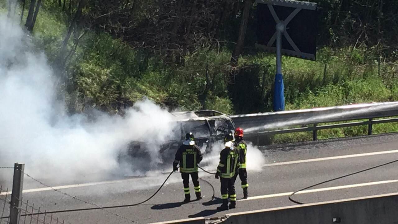I vigili del fuoco spengono l'incendio (foto di un automobilista)