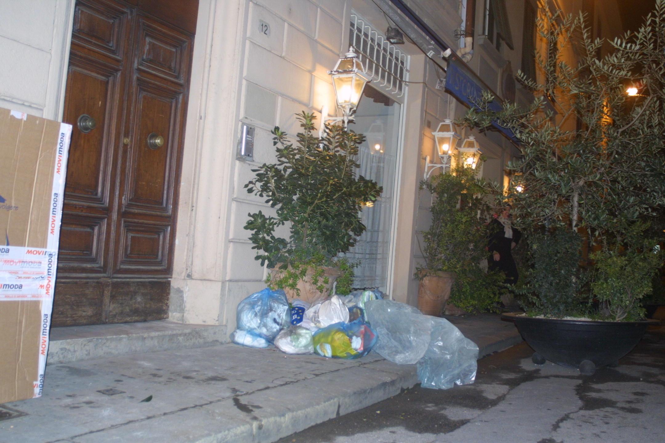 I sacchetti dei rifiuti lasciati fuori la sera per la raccolta porta a porta nel centro storico