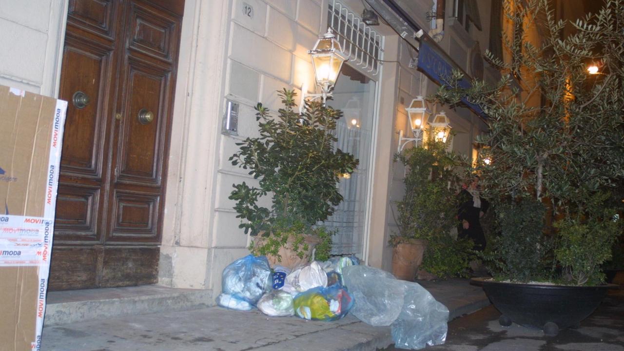 I sacchetti dei rifiuti lasciati fuori la sera per la raccolta porta a porta nel centro storico