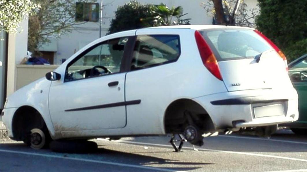 La Fiat Punto lasciata senza ruote