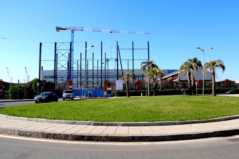 Uno dei capannoni in costruzione nel cantioere Azimut Benetti (Marzi/Pentafoto)