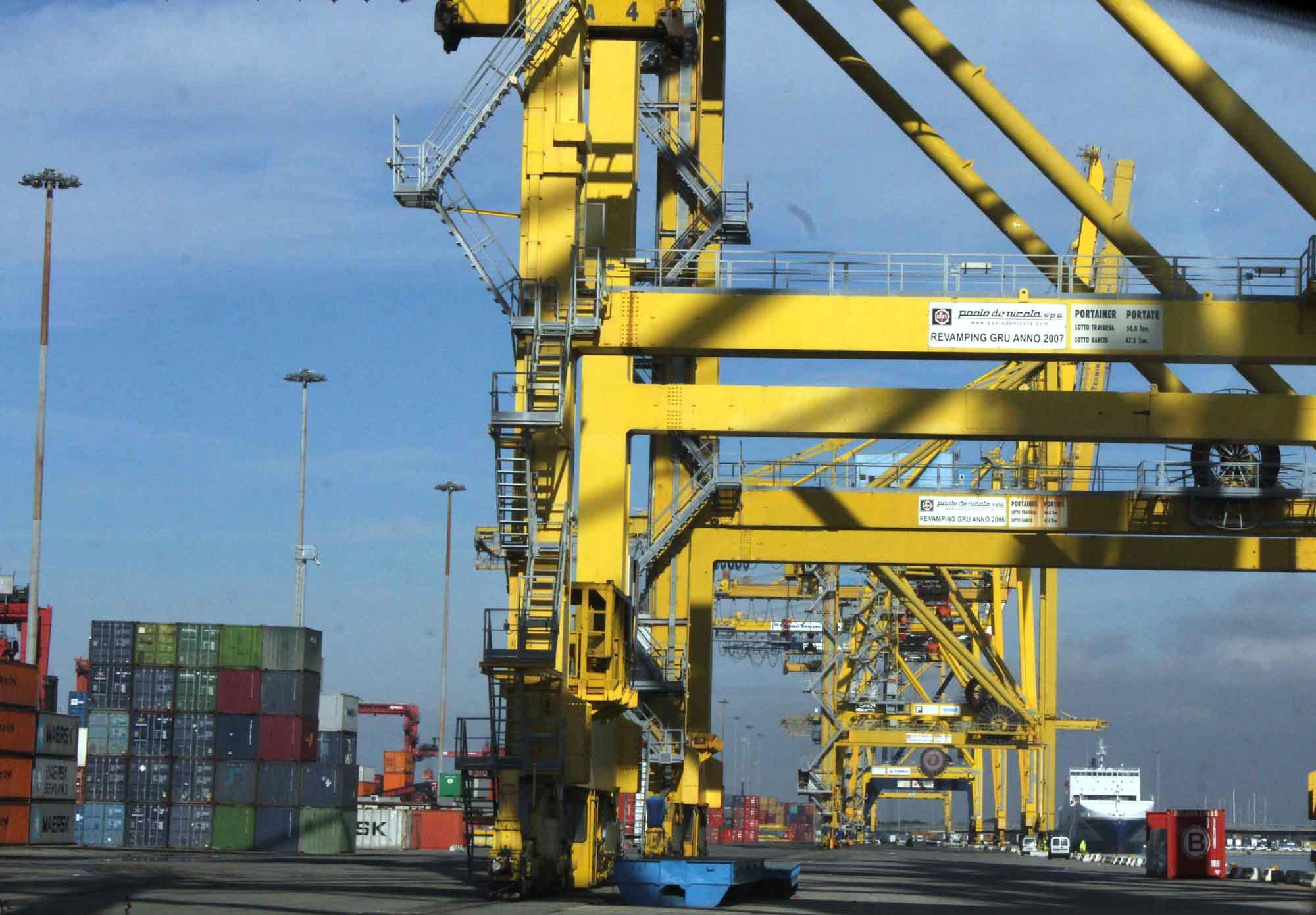 Porto di Livorno: le maxi-gru del terminal container Tdt in Darsena Toscana