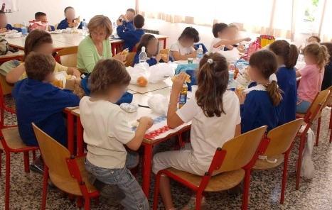 M5S: «Portatevi a casa il cibo che non consumate a mensa» 