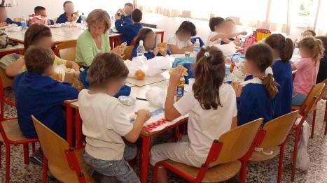 M5S: «Portatevi a casa il cibo che non consumate a mensa»