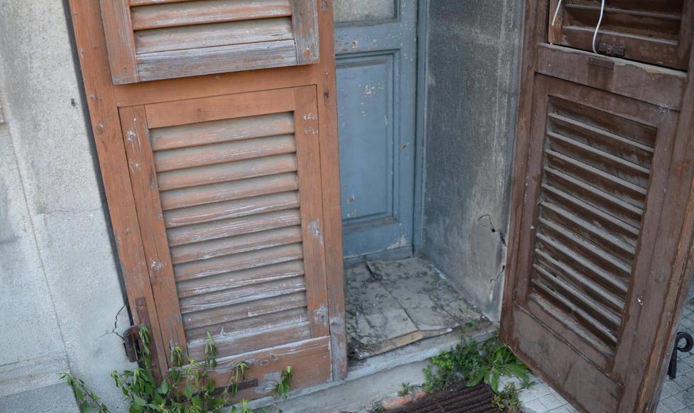 Porte forzate nella scuola ormai dismessa