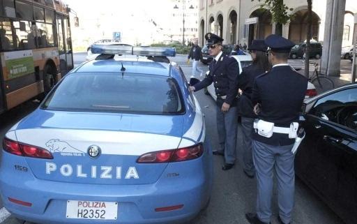 Impiegati civili in ufficio, agenti nelle strade 