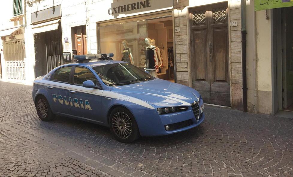 Ruba un vestito e fugge dal negozio